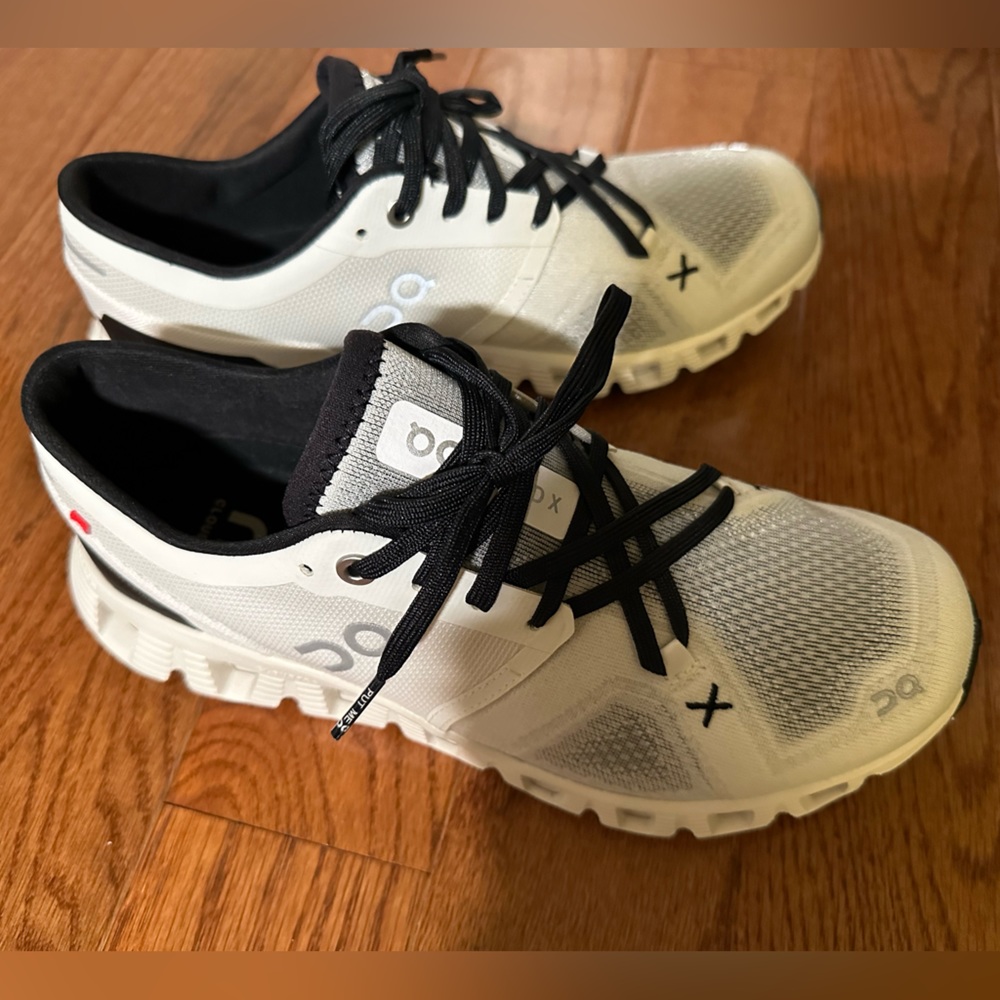Cloud X 3 Sneaker in White & Black